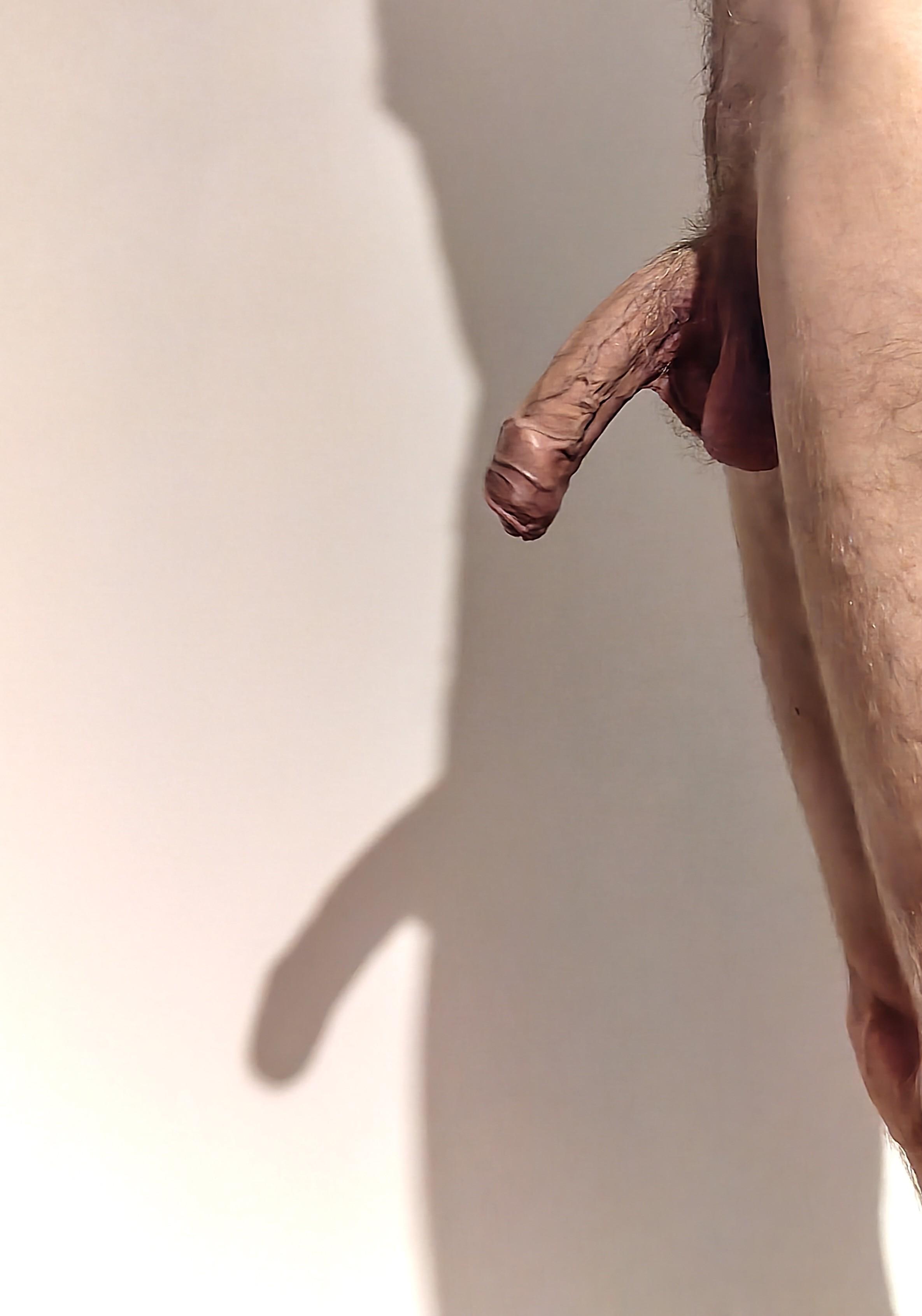Sexe d'homme avec son ombre projeté sur le mur en arrière plan