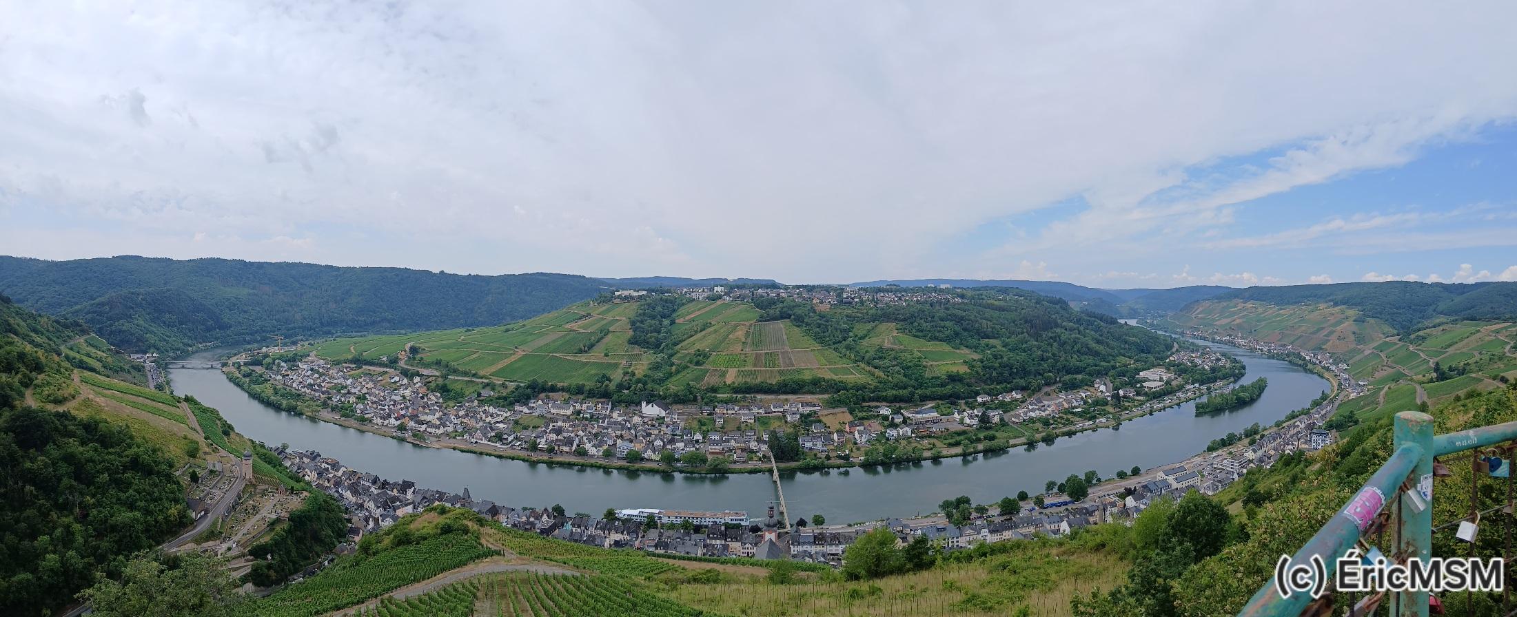 Panorama sur Zell et la Vallée de la Moselle.

Panoramic view on Zell and the Mosel Valley