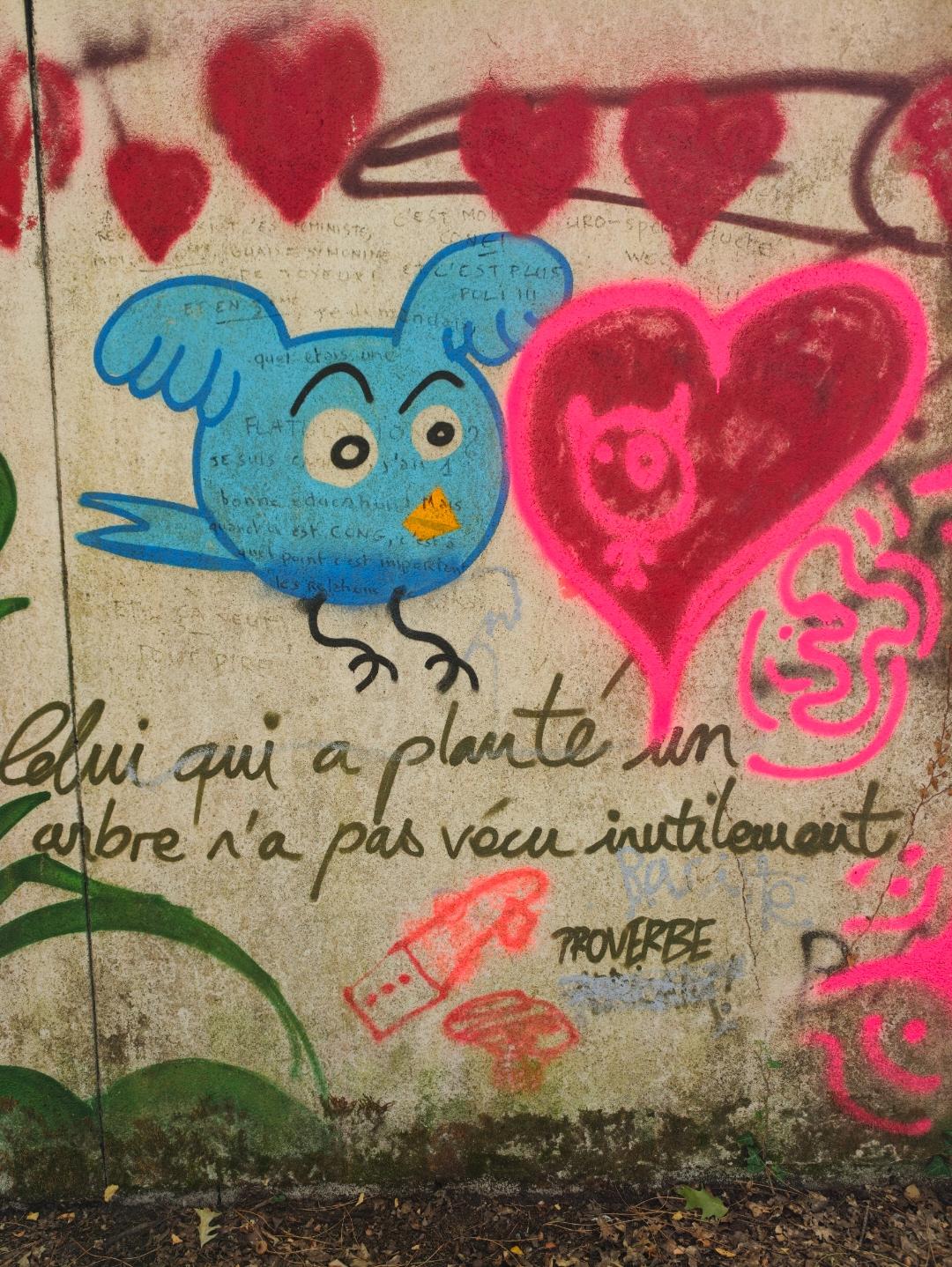 Celui qui a planté un arbre n'a pas vécu inutilement.
Illustration avec un oiseau bleu un cœur rose sur un mur