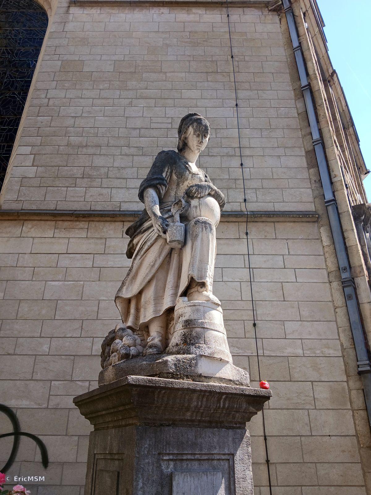 Statue de la laitière devant l'église Saint-Nicolas