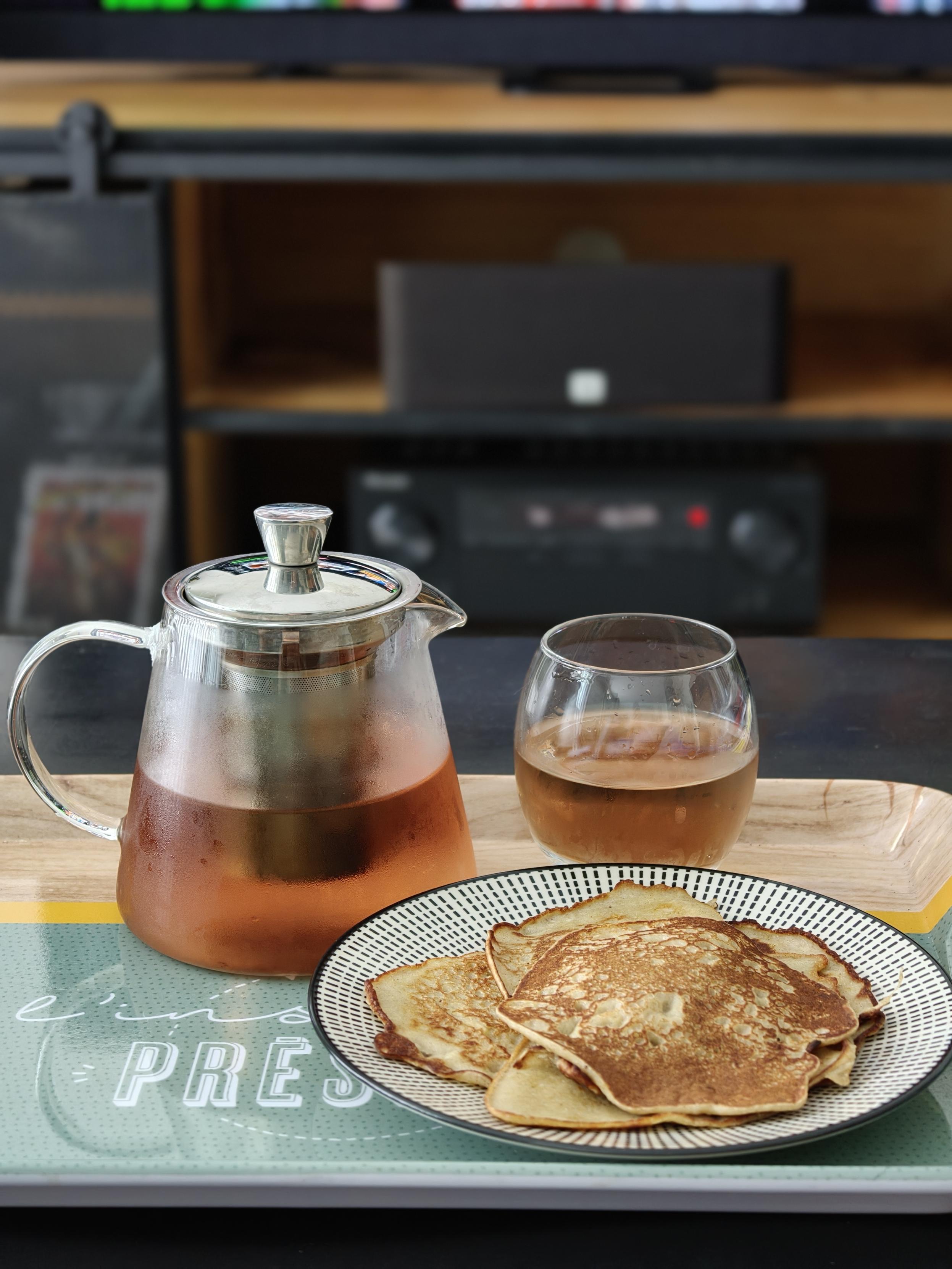 Théière, verre,  pancakes