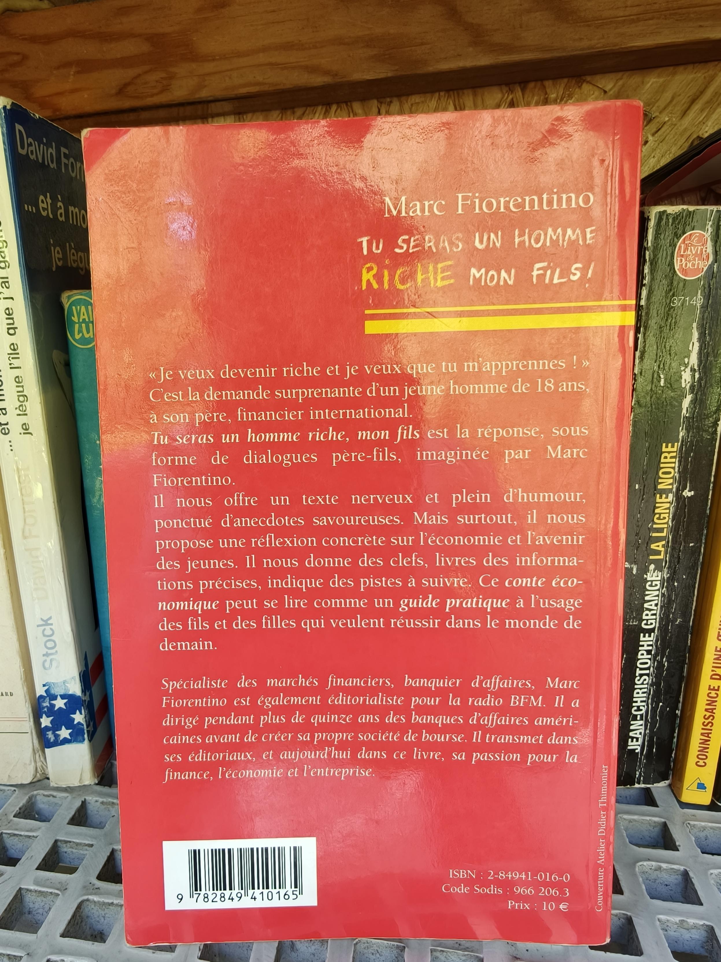 Je veux devenir riche et je veux que tu m'apprennes !» C'est la demande surprenante d'un jeune homme de 18 ans, à son pere, financier international.

Tu seras un homme riche, mon fils est la réponse, sous forme de dialogues père-fils, imaginée par Marc Fiorentino.

Il nous offre un texte nerveux et plein d'humour, ponctué d'anecdotes savoureuses. Mais surtout, il nous propose une réflexion concrète sur l'économie et l'avenir des jeunes. Il nous donne des clefs, livres des informa- tions précises, indique des pistes à suivre. Ce conte éco- nomique peut se lire comme un guide pratique à l'usage des fils et des filles qui veulent réussir dans le monde de demain.

Spécialiste des marchés financiers, banquier d'affaires, Marc Fiorentino est également éditorialiste pour la radio BFM. Il a dirigé pendant plus de quinze ans des banques d'affaires améri- caines avant de créer sa propre société de bourse. Il transmet dans ses éditoriaux, et aujourd'hui dans ce livre, sa passion pour la finance, l'économie et l'entreprise.