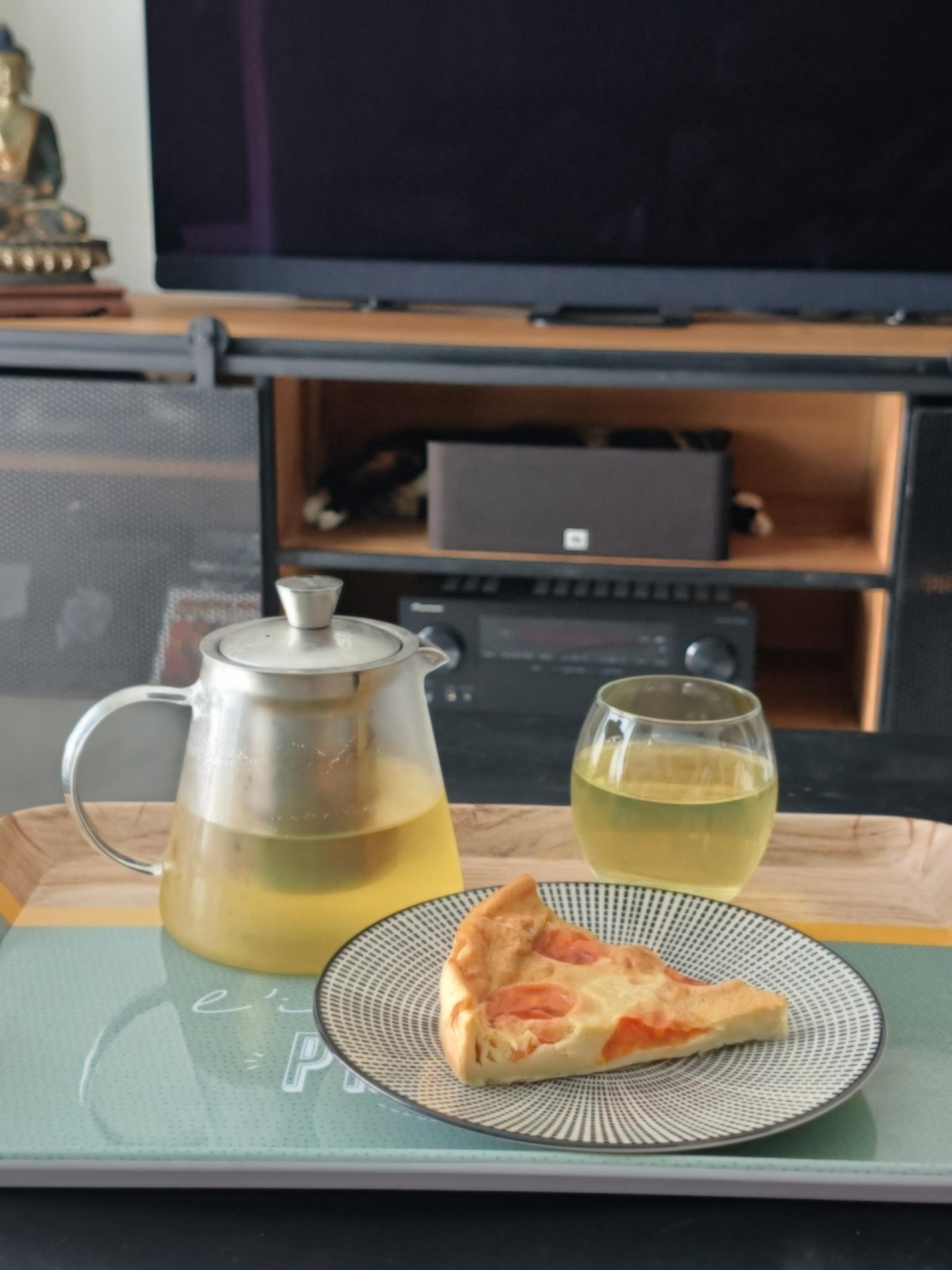 Théière verre et part de clafoutis