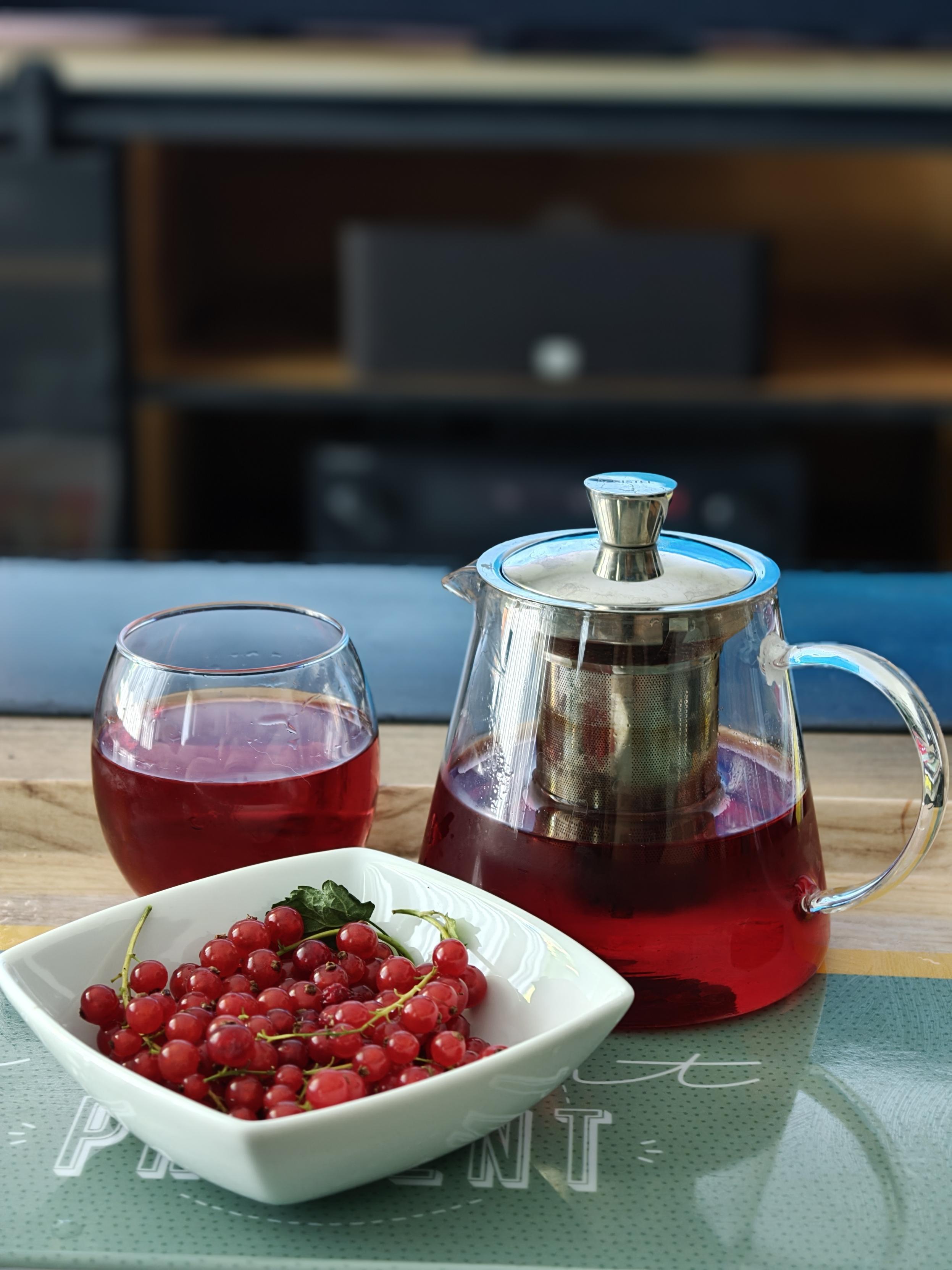 Groseilles et infusion fleurs d'hibiscus menthe