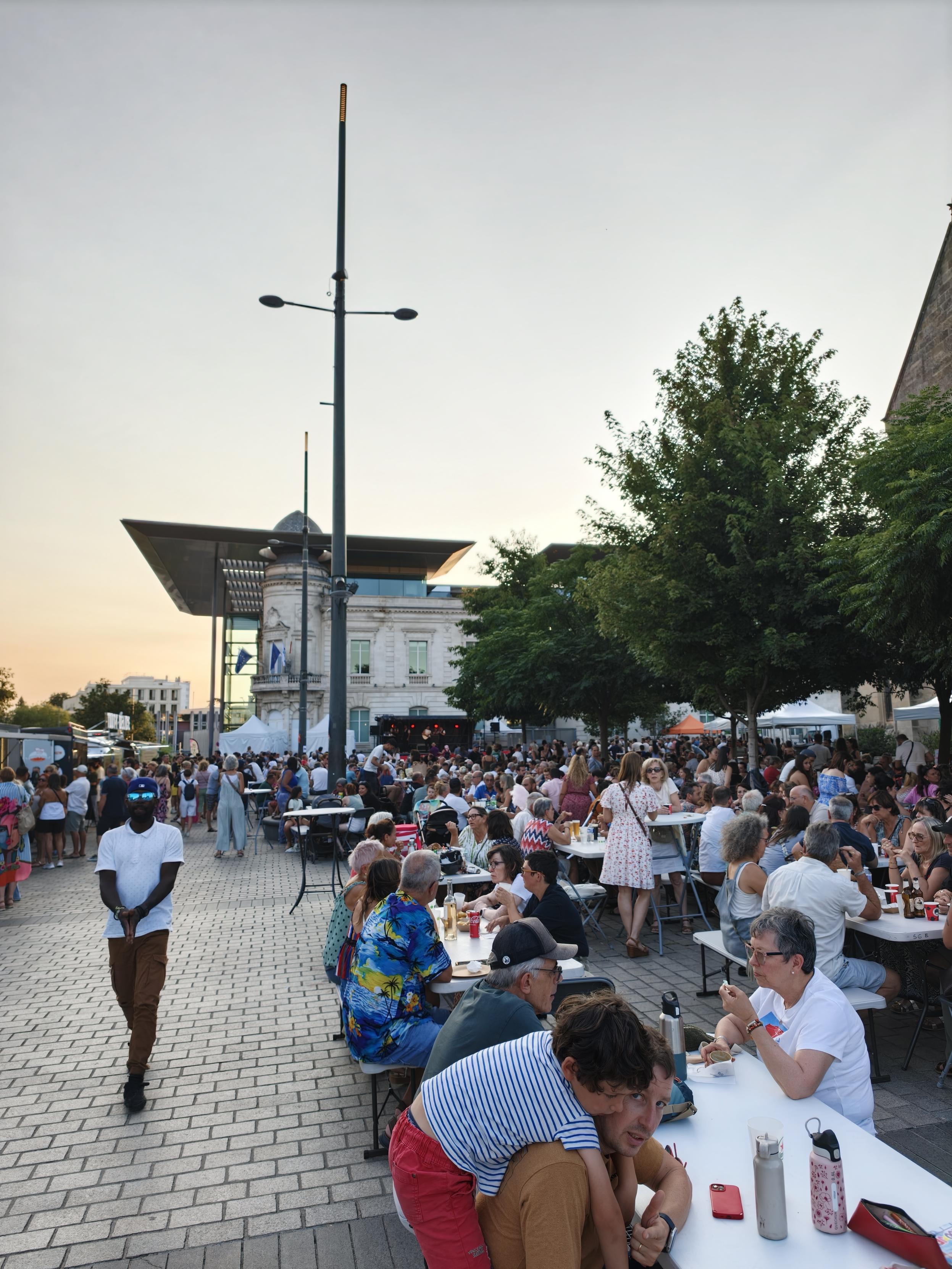 Place Charles de Gaulle avec tables et scène musicale