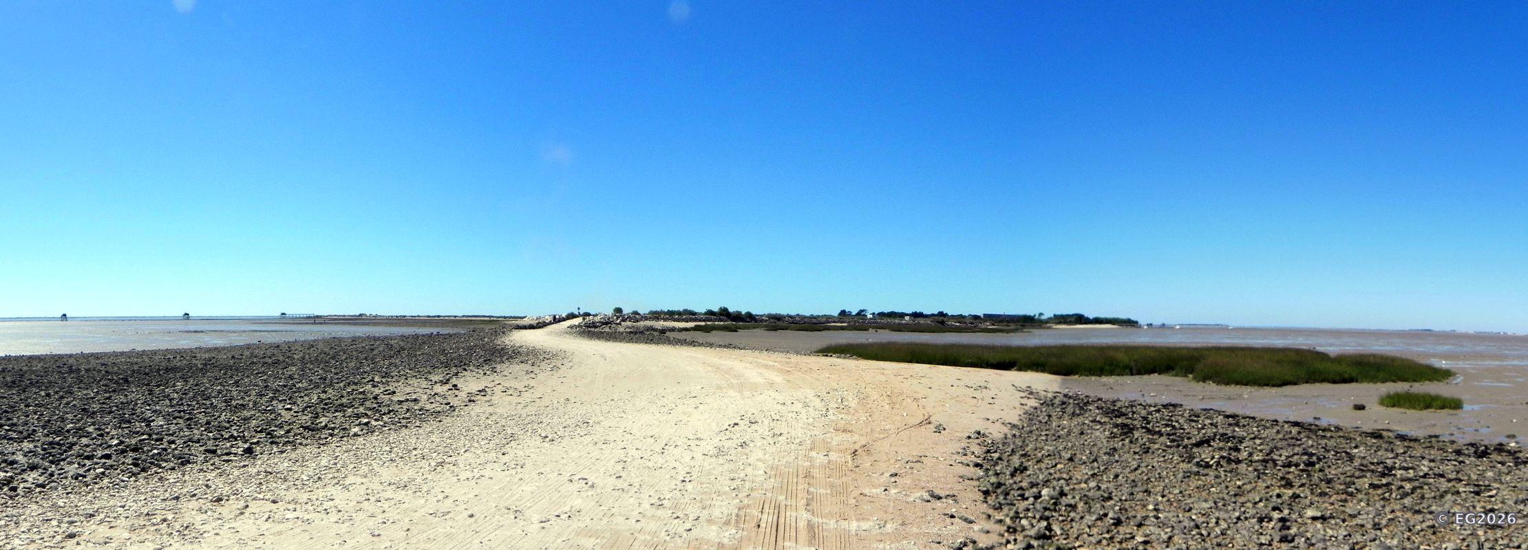 Un chemin dans le sable qui mène à une petite île, le chemin n'est accessible qu'à marée basse. 

A path in the sand that leads to a small island, the path is only accessible at low tide.