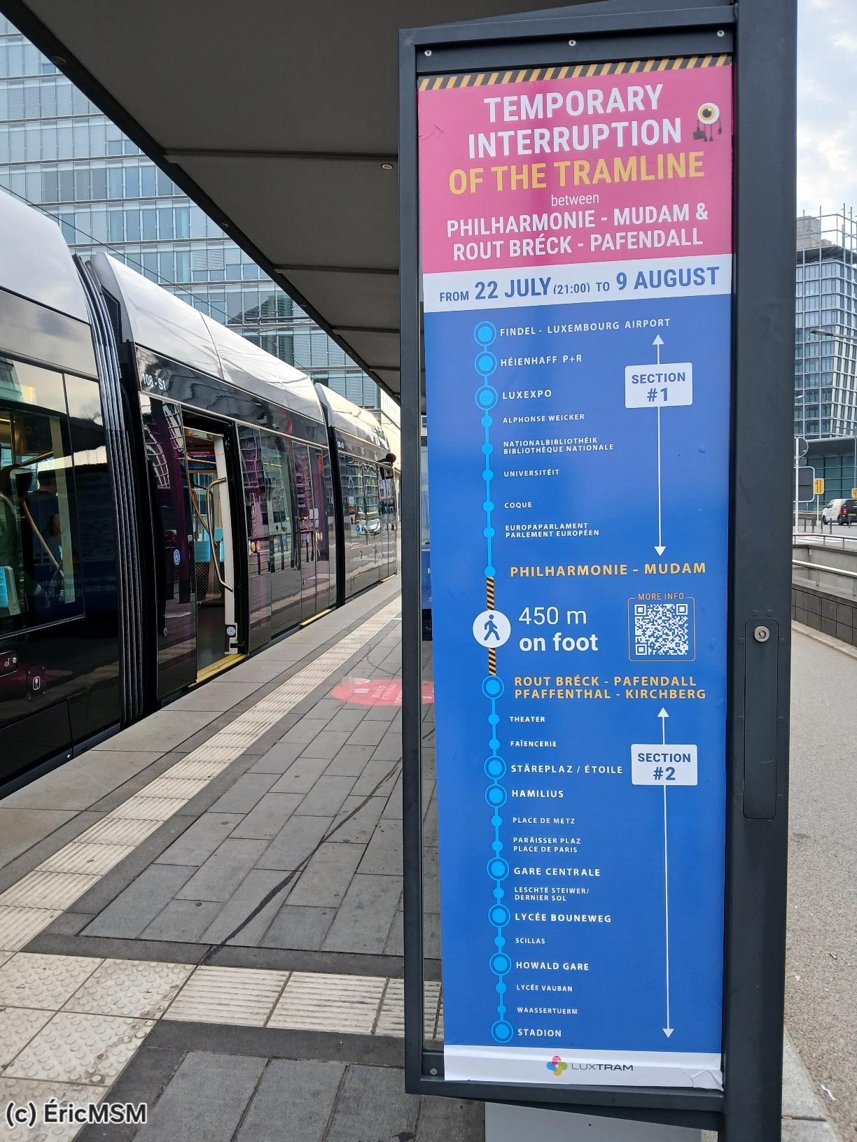 Tram à l’arrêt à Philarmonie et info travaux