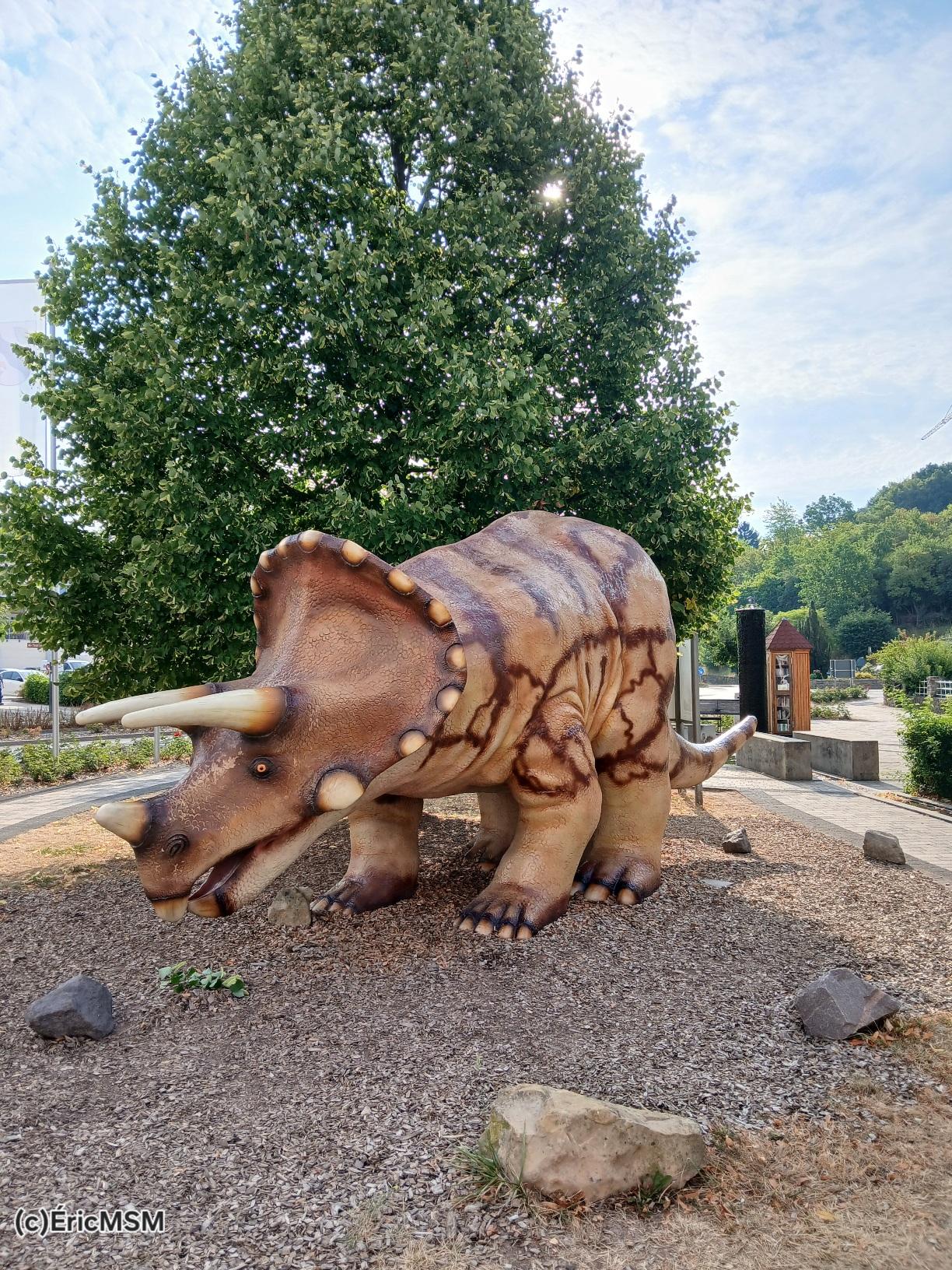Triceratops au centre de la commune.