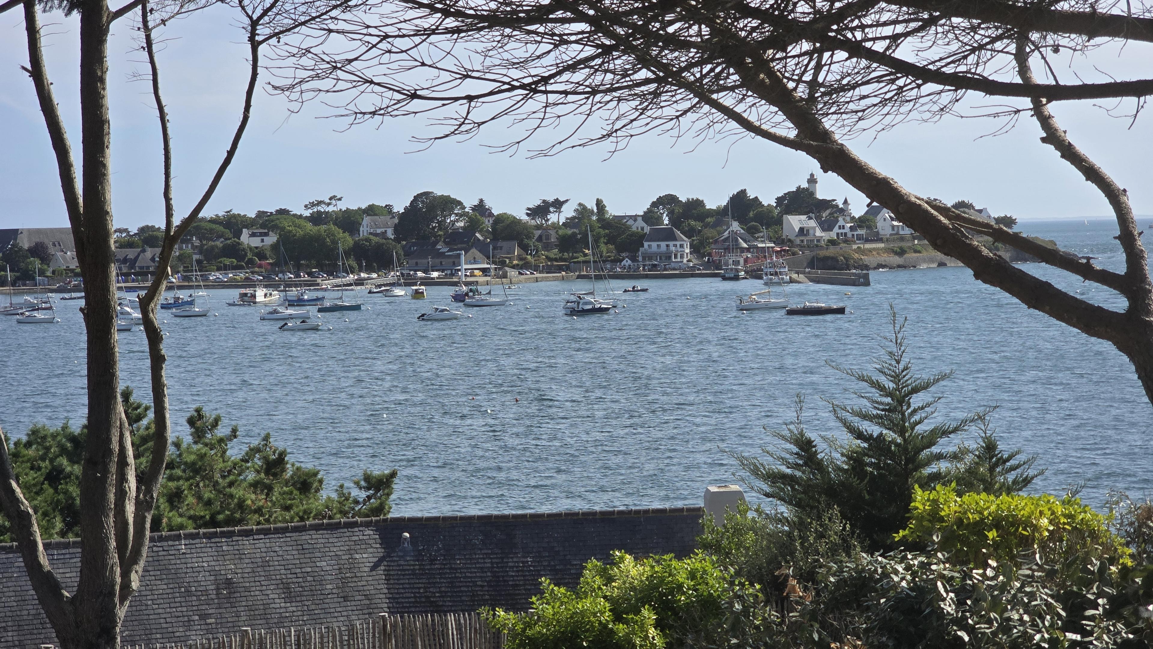 Vue sur Port-Navalo et la baie formée avec la pointe de Bilgroix, dans le Golfe du Morbihan.