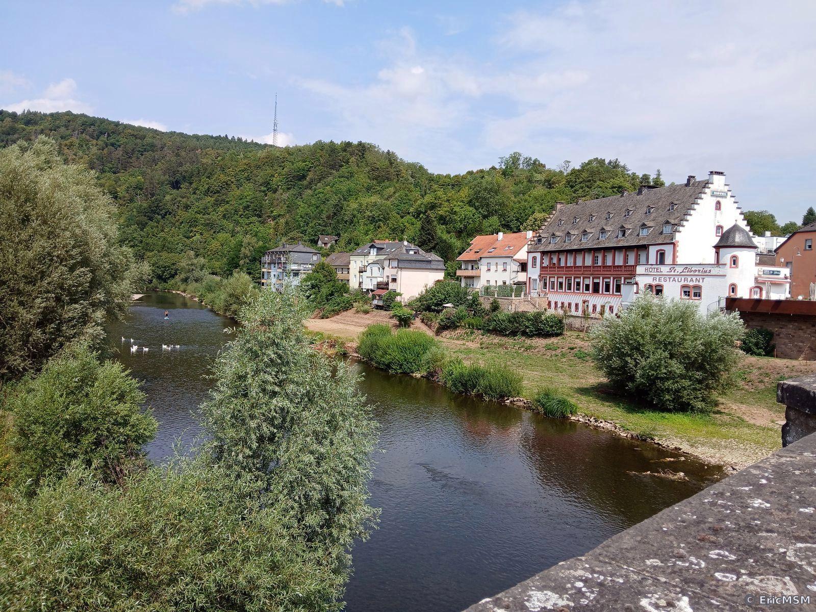 Sur la frontière, la Sûre, bien pasible... et le joli bâtiment du restaurant Liborius, du nom de la chapelle sur les hauteurs. Vingt minutes plus tôt, j'étais tout là haut à gauche sur la photo! 
On the border, the Sûre, very pasible... and the pretty building of the Liborius restaurant, named after the chapel on the heights. Twenty minutes earlier, I was right up there on the left in the photo!