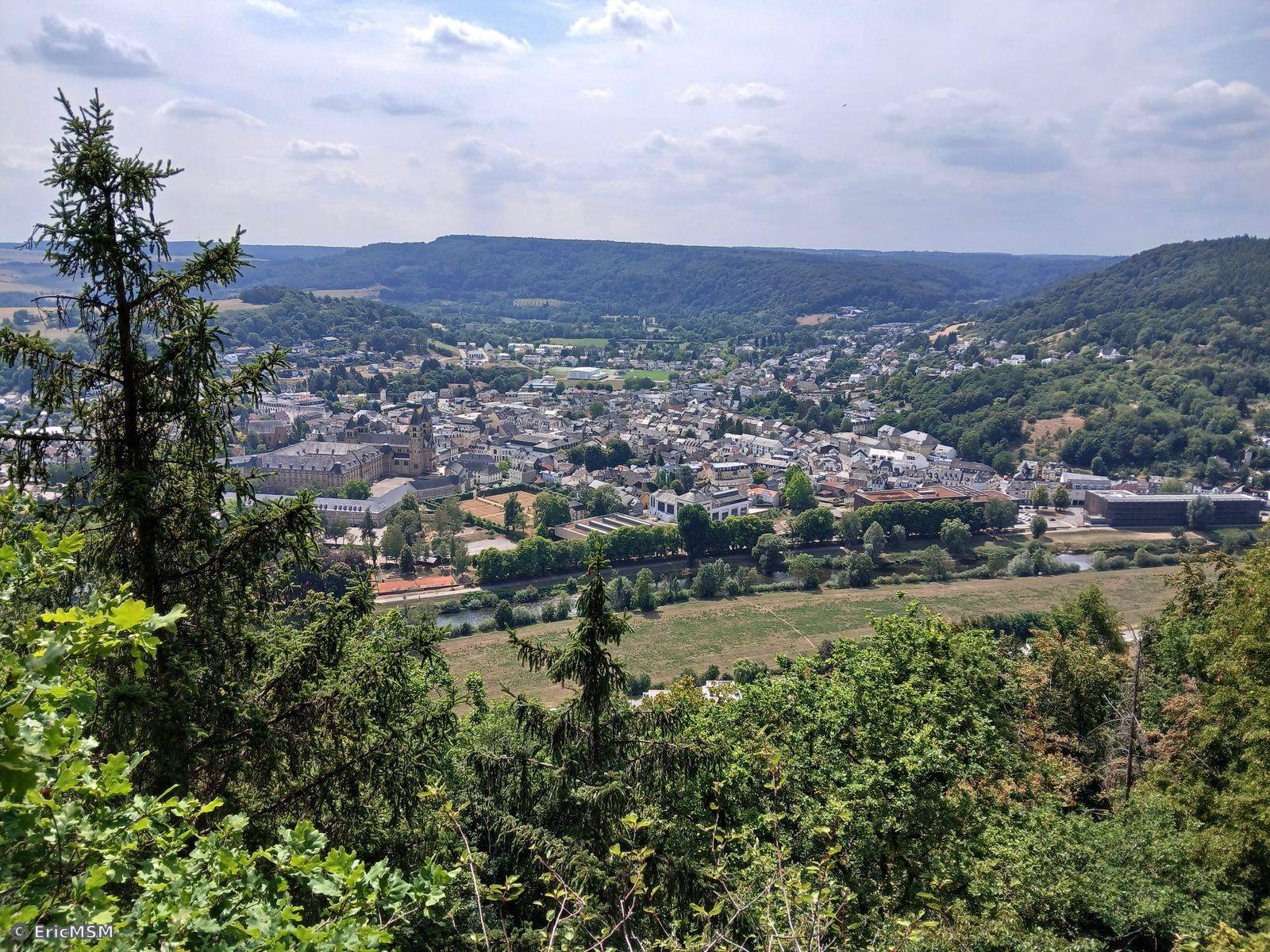 Un petit détour pour admirer la vue sur la ville d'Echternach de l'autre côté de la Sûre qui forme la frontière naturelle entre le Grand-Duché et l'Allemagne.

A short detour to admire the view of the town of Echternach on the other side of the Sûre which forms the natural border between the Grand Duchy and Germany.