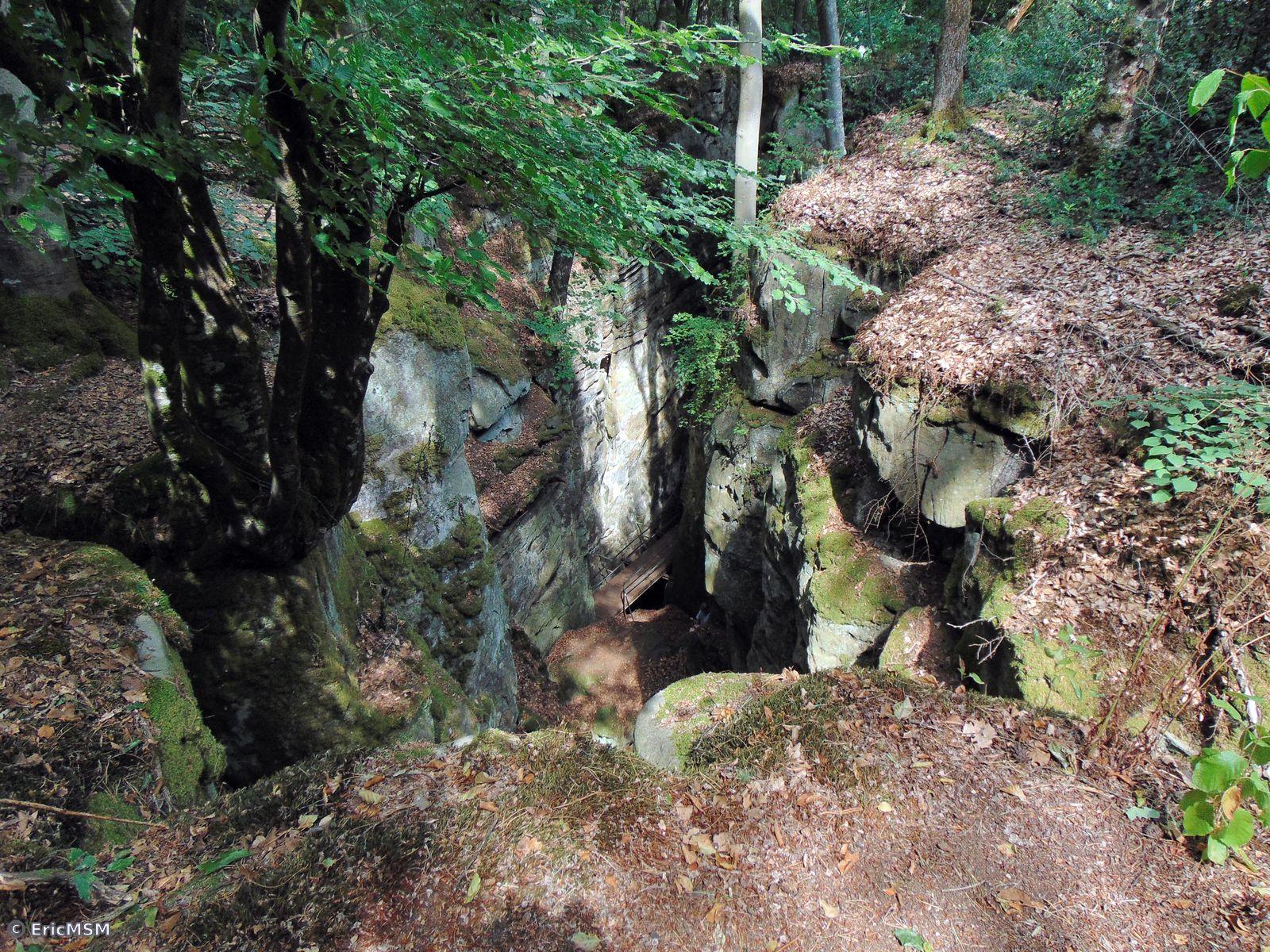 Le Teufelschlucht vu depuis le dessus, on peut voir la profondeur du lieu, qui se rétrécit tellement qu'un tout petit passage permet de quitter les lieux (non visible ici). La température y est nettement plus fraîche aussi! 

The Teufelschlucht seen from above, we can see the depth of the place, which narrows so much that a very small passage allows you to leave the place (not visible here). The temperature is much cooler there too!
