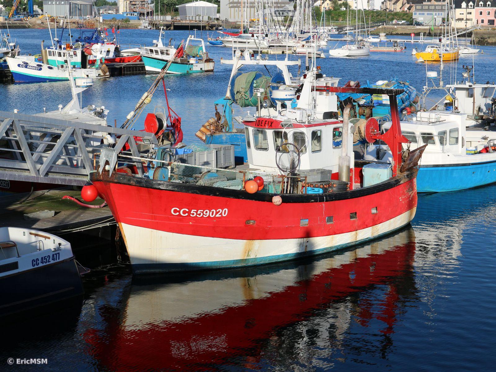 Un petit bâteau de pêche, amarré dans le port de Concarneau en Bretagne.

A small fishing boat, moored in the port of Concarneau in Brittany.