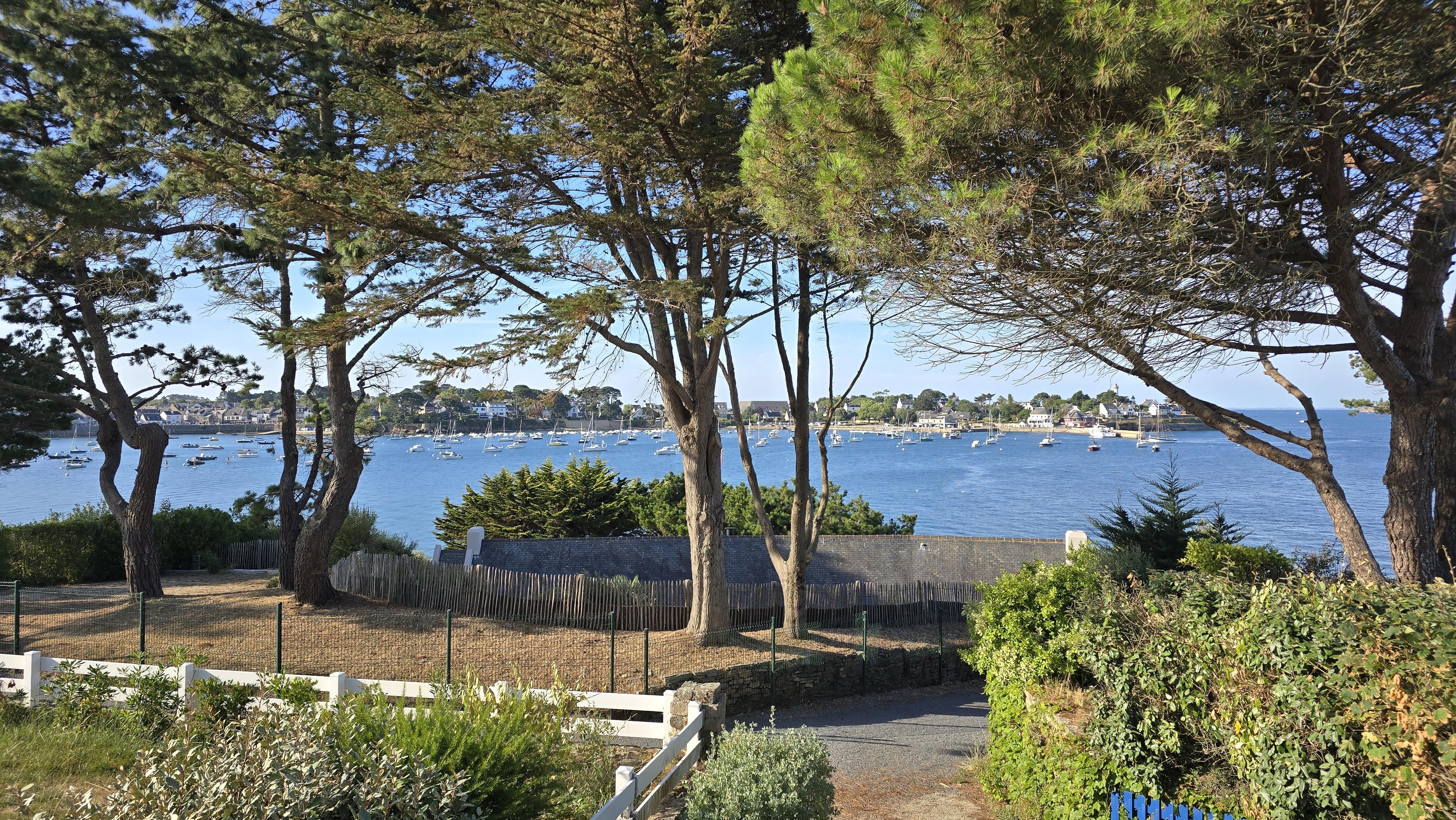 Vue sur la baie et Port-Navalo, dans le Golfe du Morbihan.