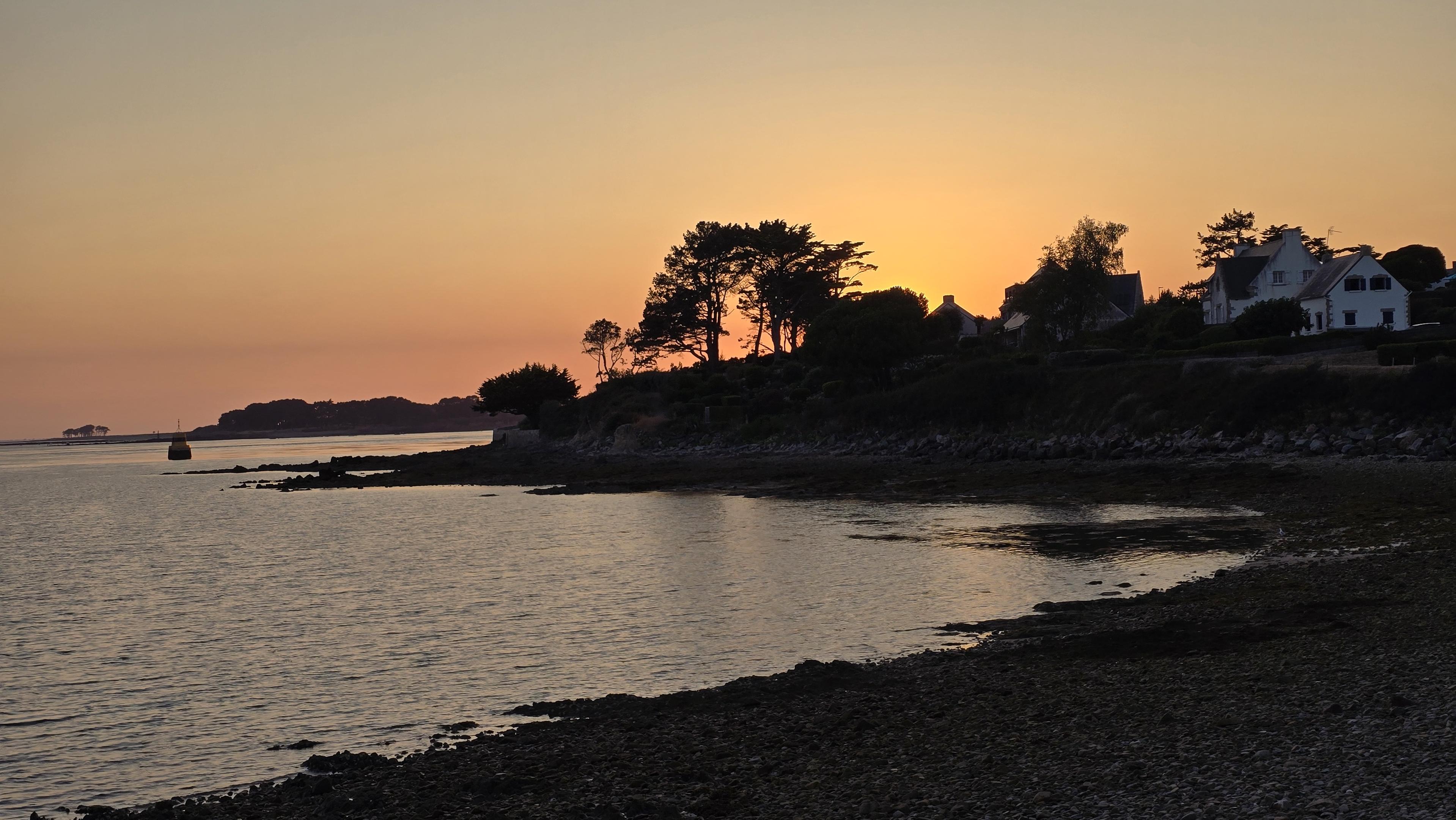 Coucher de soleil en approchant la pointe de Bilgroix, au bord de la mer.