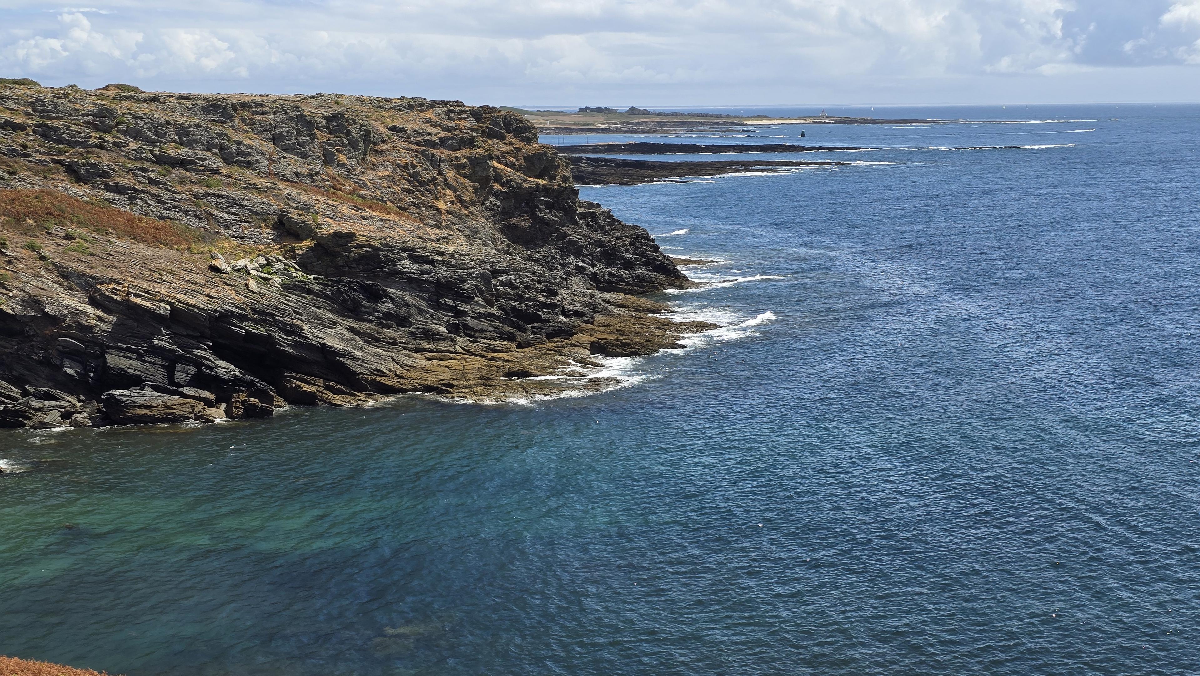 Vue sur les falaises et la mer de la côte sud de l'île de Groix dans le Morbihan.