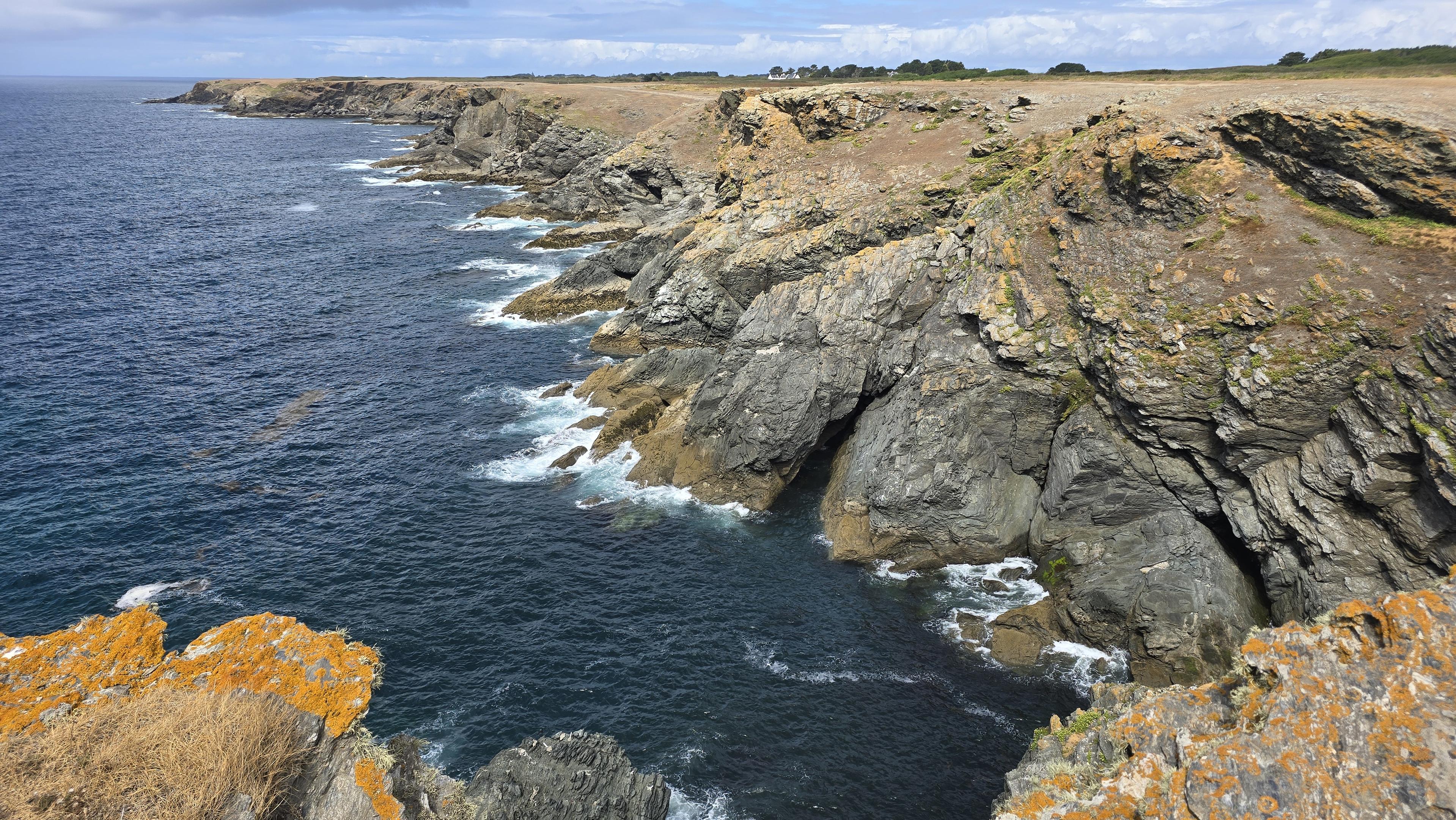 Le Trou de l'Enfer sur l'île de Groix et la côte rocheuse découpée sur la mer.