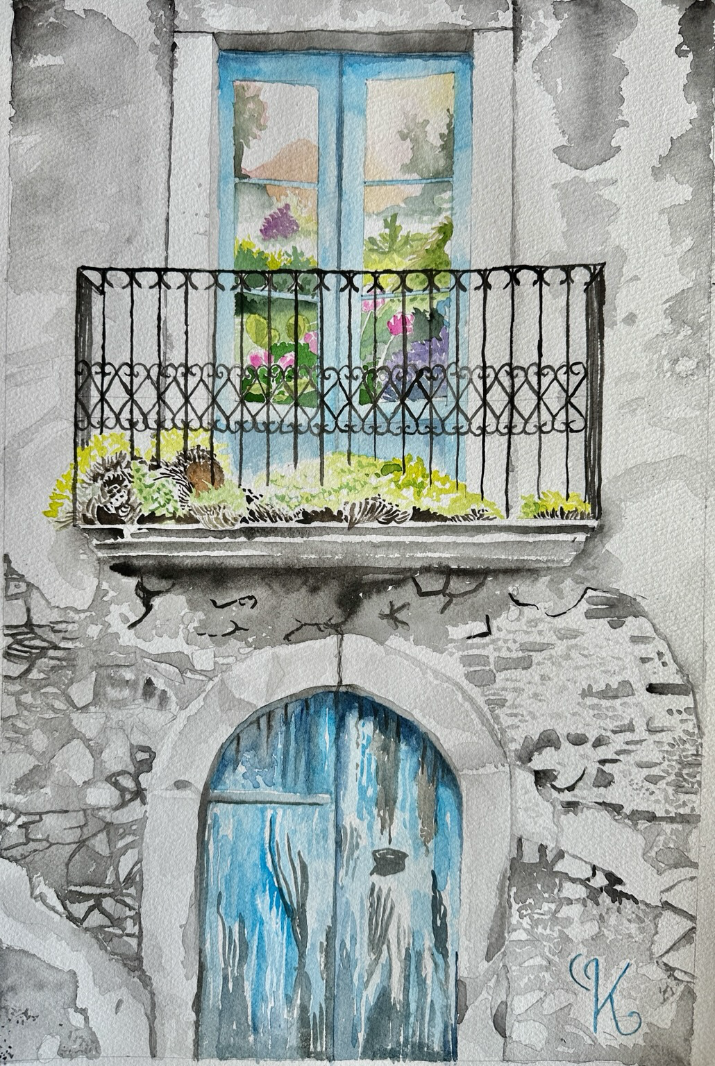 Façade monochrome avec un balcon fleuri et une porte de grange en couleur