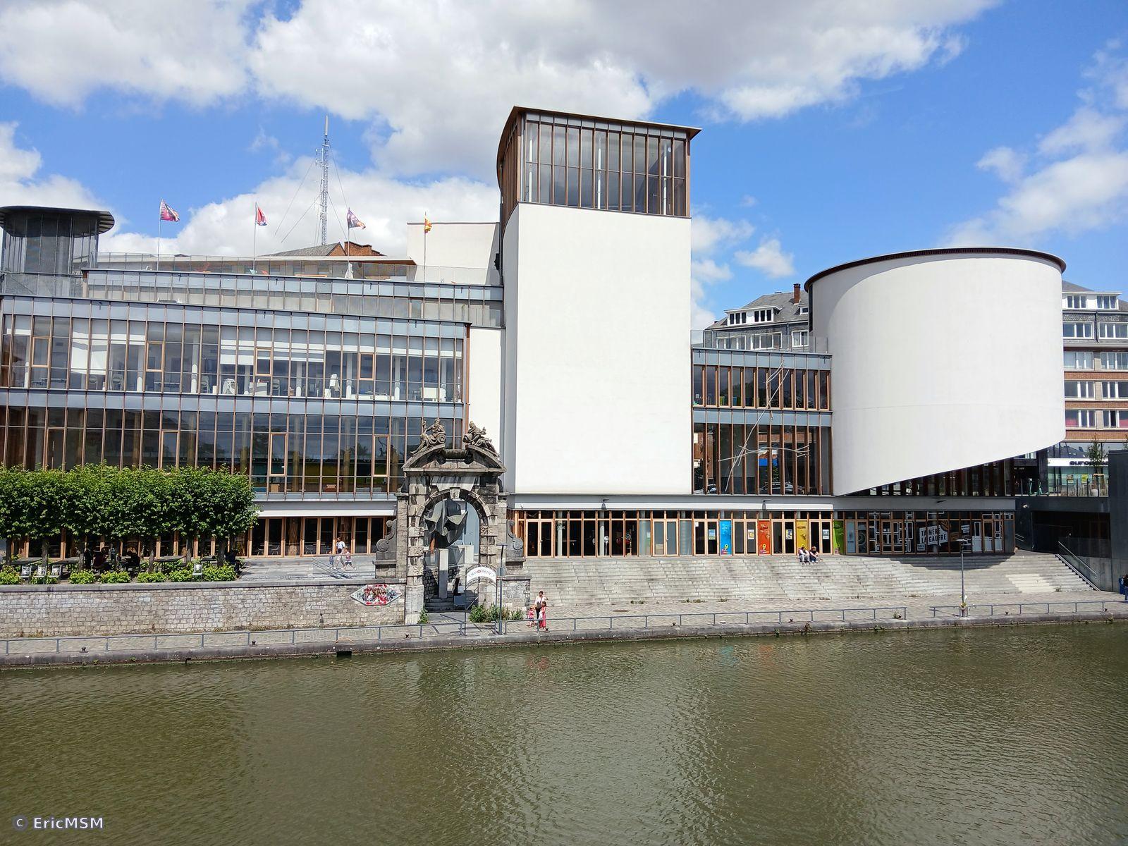 Une porte en pierres au bord du fleuve offrant un contratste entre éléments du passé et modernisme du bâtiment derrière.

A stone door on the banks of the river offering a contract between elements of the past and the modernism of the building behind.