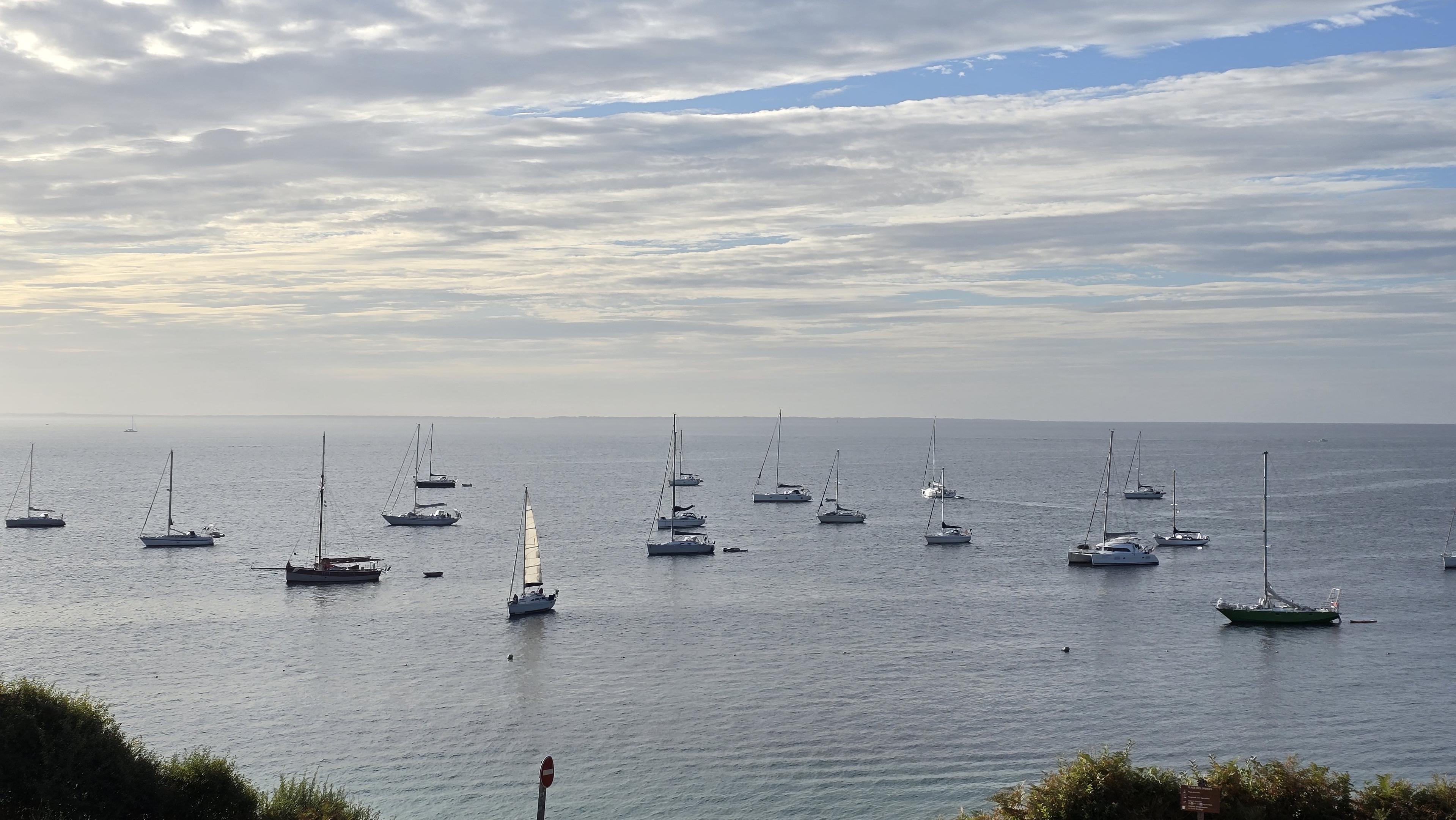 Voiliers sur la baie au petit matin, grands sables, île de Groix.