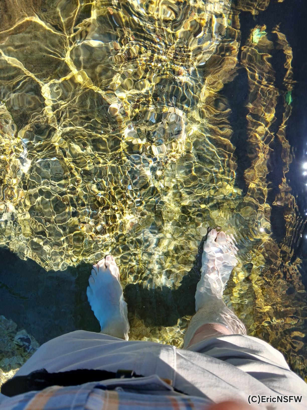 Bain de pieds en eau glacée.

Feet bath in ice cold water.