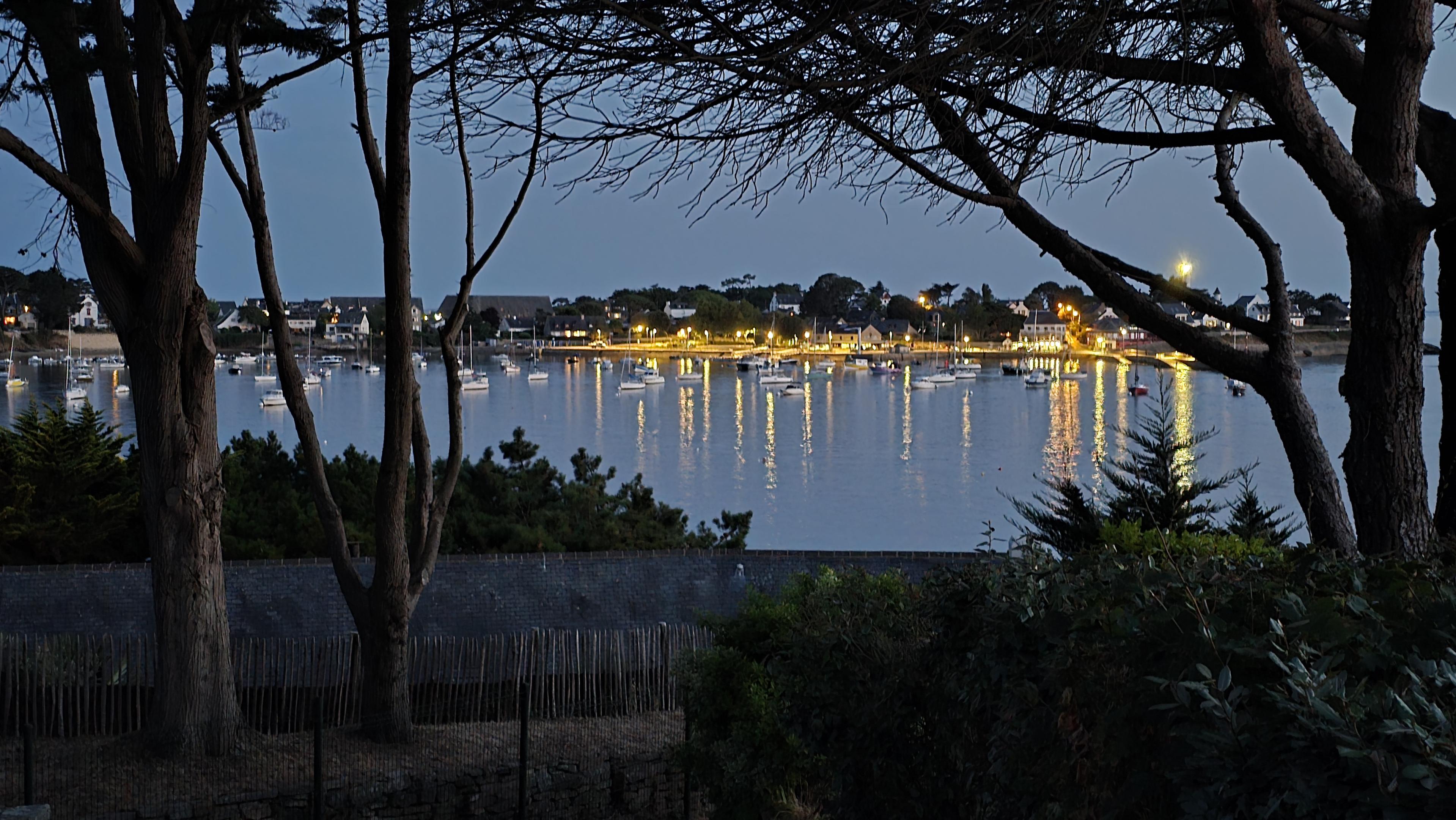 Vue nocturne sur la baie de Port-Navalo dans le Morbihan, depuis mon balcon en vacances dimanche dernier.